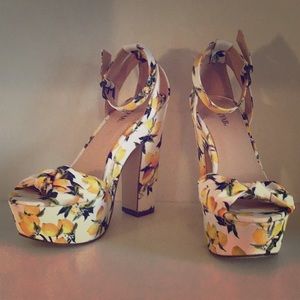 Beautiful platform shoe with lemons